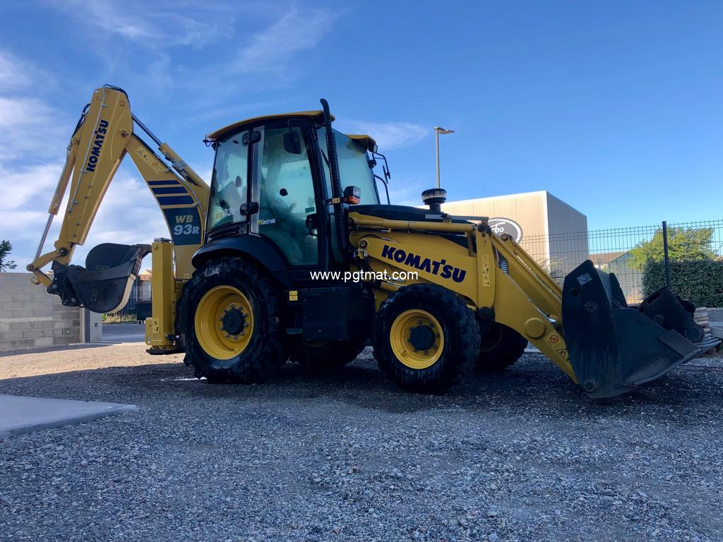 Tractopelle Komatsu avec excavatrice, selle pivotante